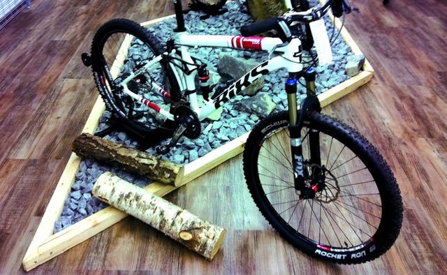 Poradnik imprezowicza: Jak uratować podłogę przed Sylwestrem?