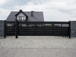 fot. Plast-Met Systemy Ogrodzeniowe_realizacja Inbud_1 Dom w kamiennej oprawie