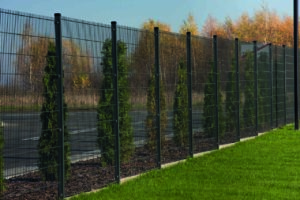 fot. Plast-Met_Systemy_Ogrodzeniowe_panel2d Z podmurówką czy bez? Ważny detal przy budowie ogrodzenia