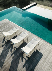 4Mood-Design_meble_ogrodowe_marki_Knoll Nowoczesne retro kolekcja mebli ogrodowych w ogrodzie